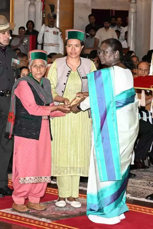 मुख्यमंत्री ने मरणोपरांत कीर्ति चक्र एवं शौर्य चक्र से सम्मानित वीर सपूतों को श्रद्धांजलि अर्पित की