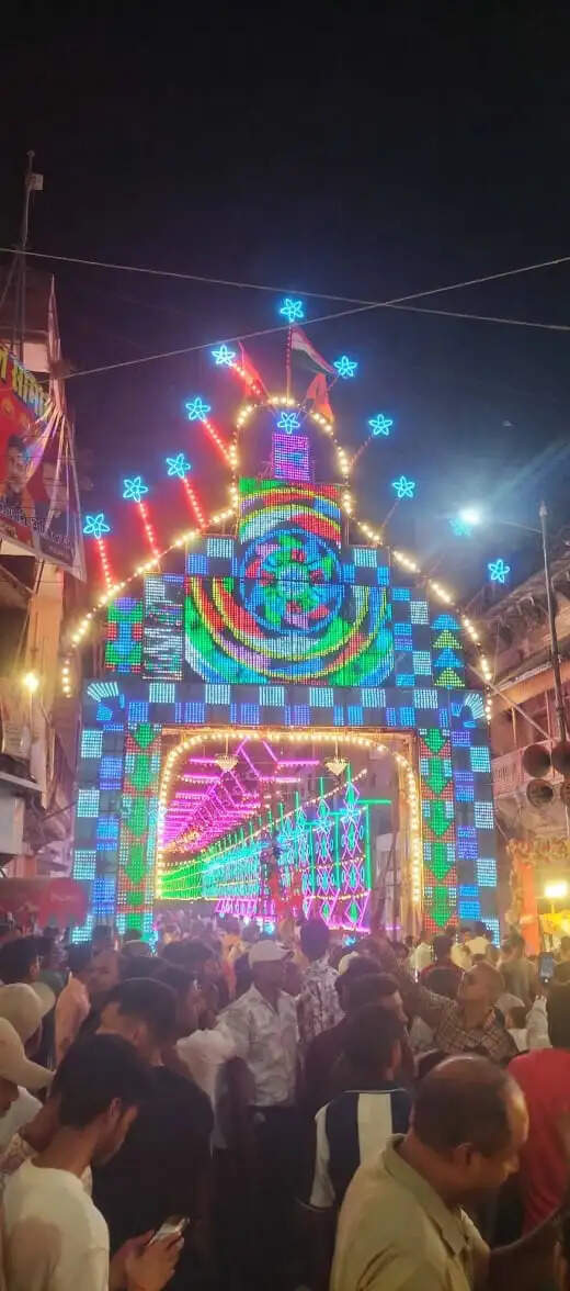 प्रयागराज के मुट्ठीगंज की रोशनी प्रतियोगिता देखने काे उमड़ा जनसैलाब, रंग-बिरंगी रोशनी से जगमगाईं सड़कें