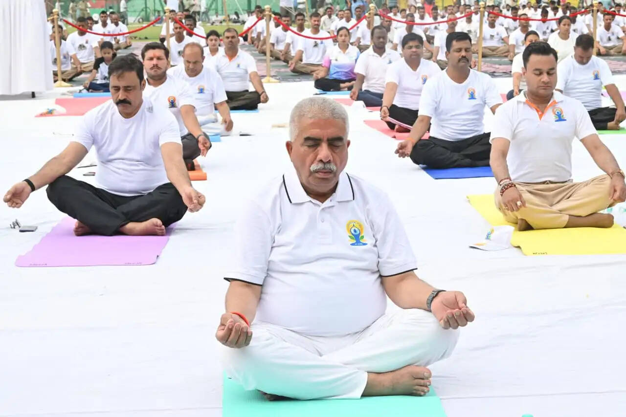 योग स्वस्थ भारत के संकल्प का प्रतीक, इसे दिनचर्या का हिस्सा बनाएं : राकेश सचान
