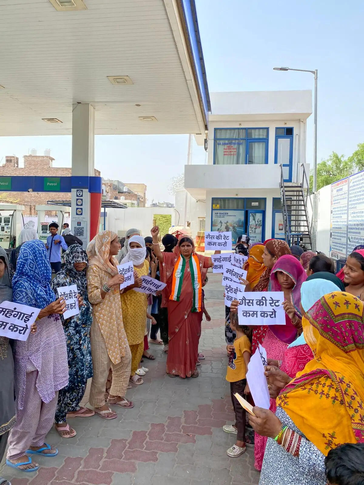 महिला कांग्रेस कार्यकर्ताओं ने महंगाई के विराेध में सडक पर किया प्रदर्शन