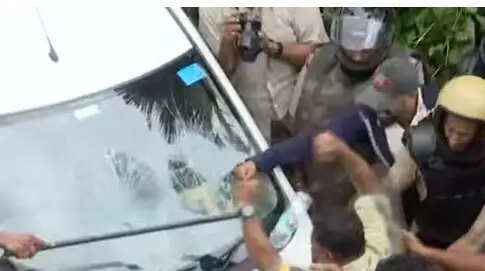 केरल के पूर्व मुख्यमंत्री के आवास पर तलाशी के दौरान ईडी अधिकारियों के काफिले पर समर्थकों का हमला, तोड़फोड़