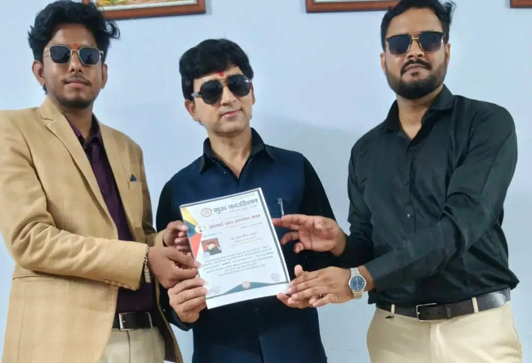 शिक्षक दिवस पर डॉ. चमन सिंह ठाकुर को आचार्य रत्न सम्मान से नवाजा