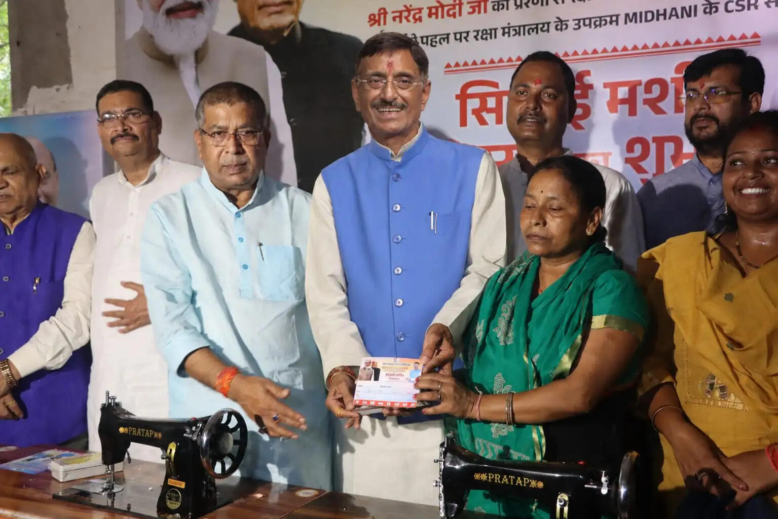 मोदी सरकार के 12 वर्ष पूरे होने पर संजय सेठ ने महिलाओं को दी सिलाई मशीन