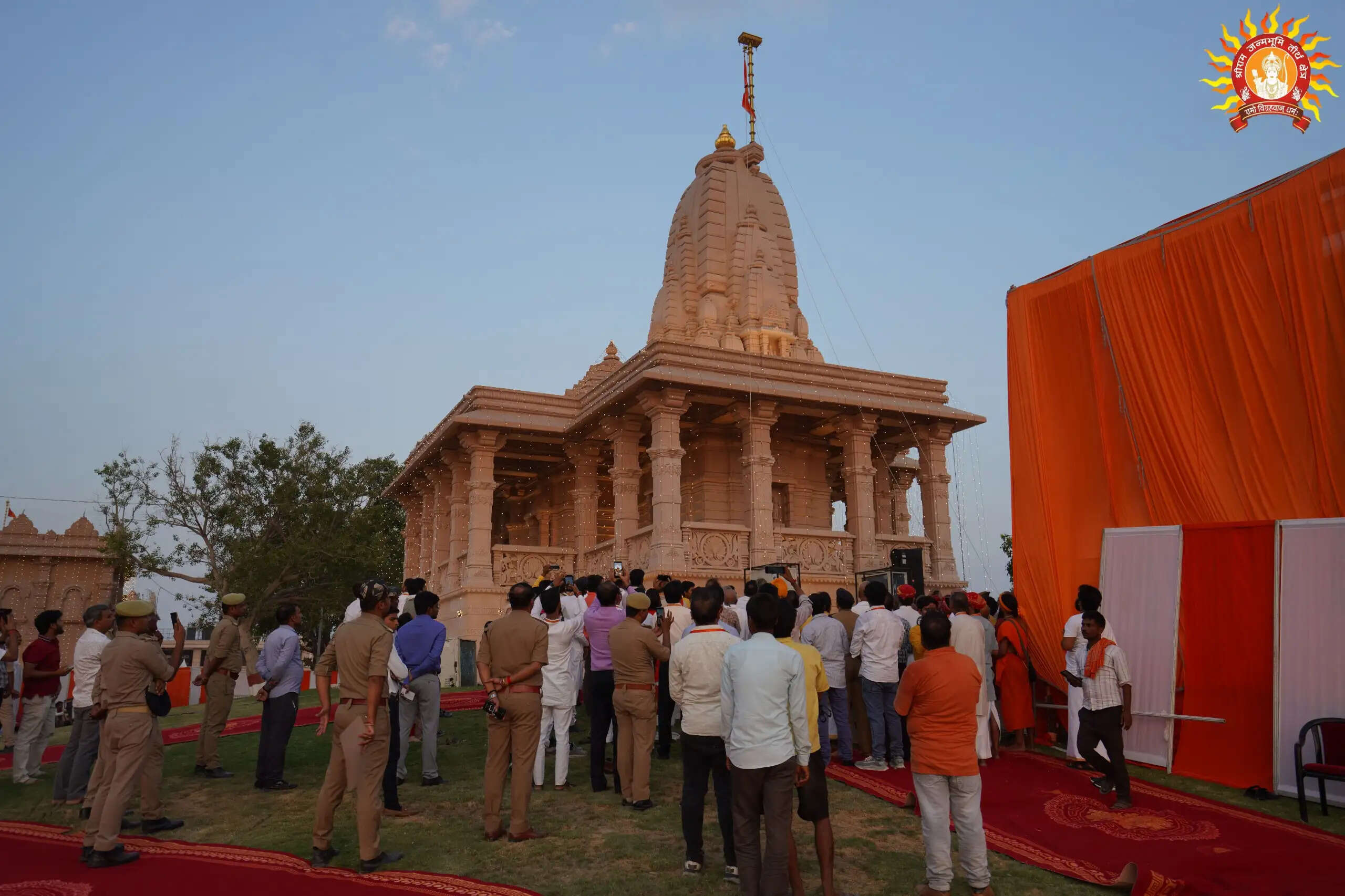 राम जन्मभूमि परिसर :&nbsp;शेषावतार मंदिर के शिखर पर संतों ने किया ध्वजारोहण