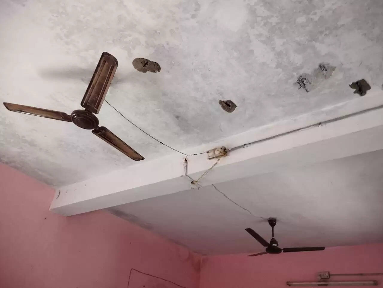 जर्जर भवन में लग रही प्राथमिक शाला चटौद की कक्षाएं, बच्चों की सुरक्षा खतरे में