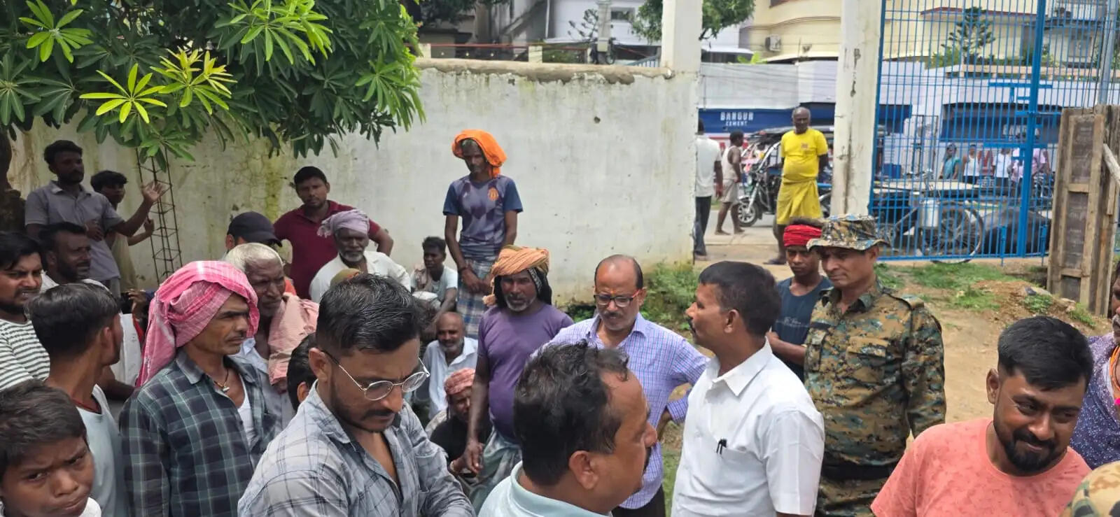 विश्वविद्यालय, हॉस्टल और कॉलोनियां जलमग्न, विस्थापितों का हंगामा