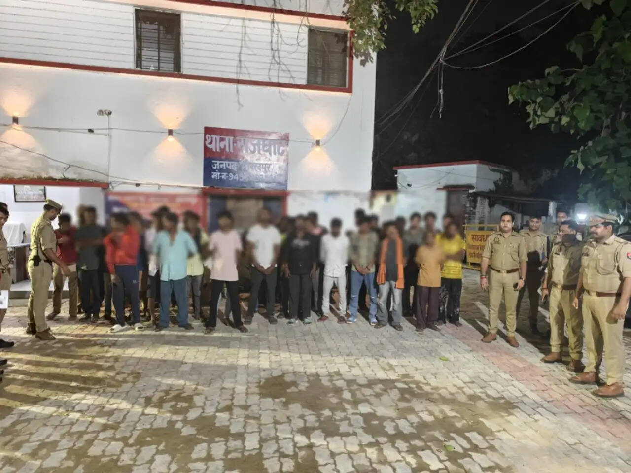 एंटी चीयर्स के तहत खुले में शराब पीने वालों पर पुलिस की कार्रवाई