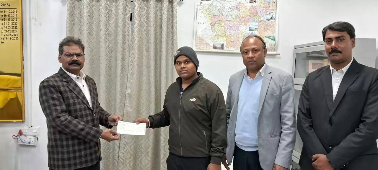 दुर्घटना वाद में दावाकर्ता को पीडीजे ने दिया 20 लाख का चेक