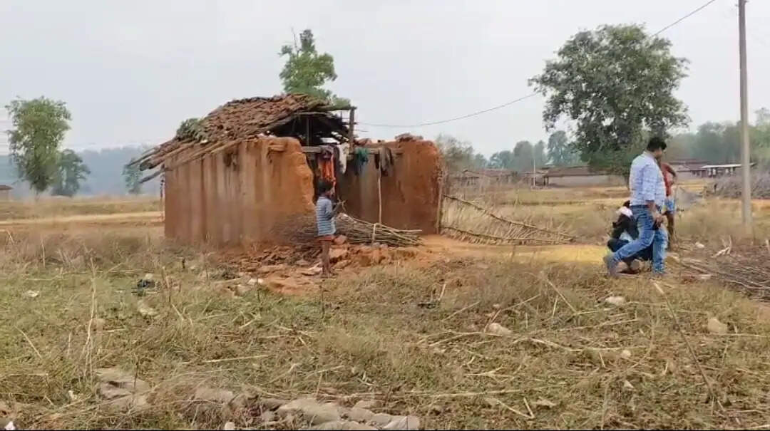 बलरामपुर : बीते वर्ष बारिश से गिरा कच्चा मकान, पीएम आवास योजना का लाभ नहीं मिलने से कोरवा जनजाति परिवार हो रहा परेशान