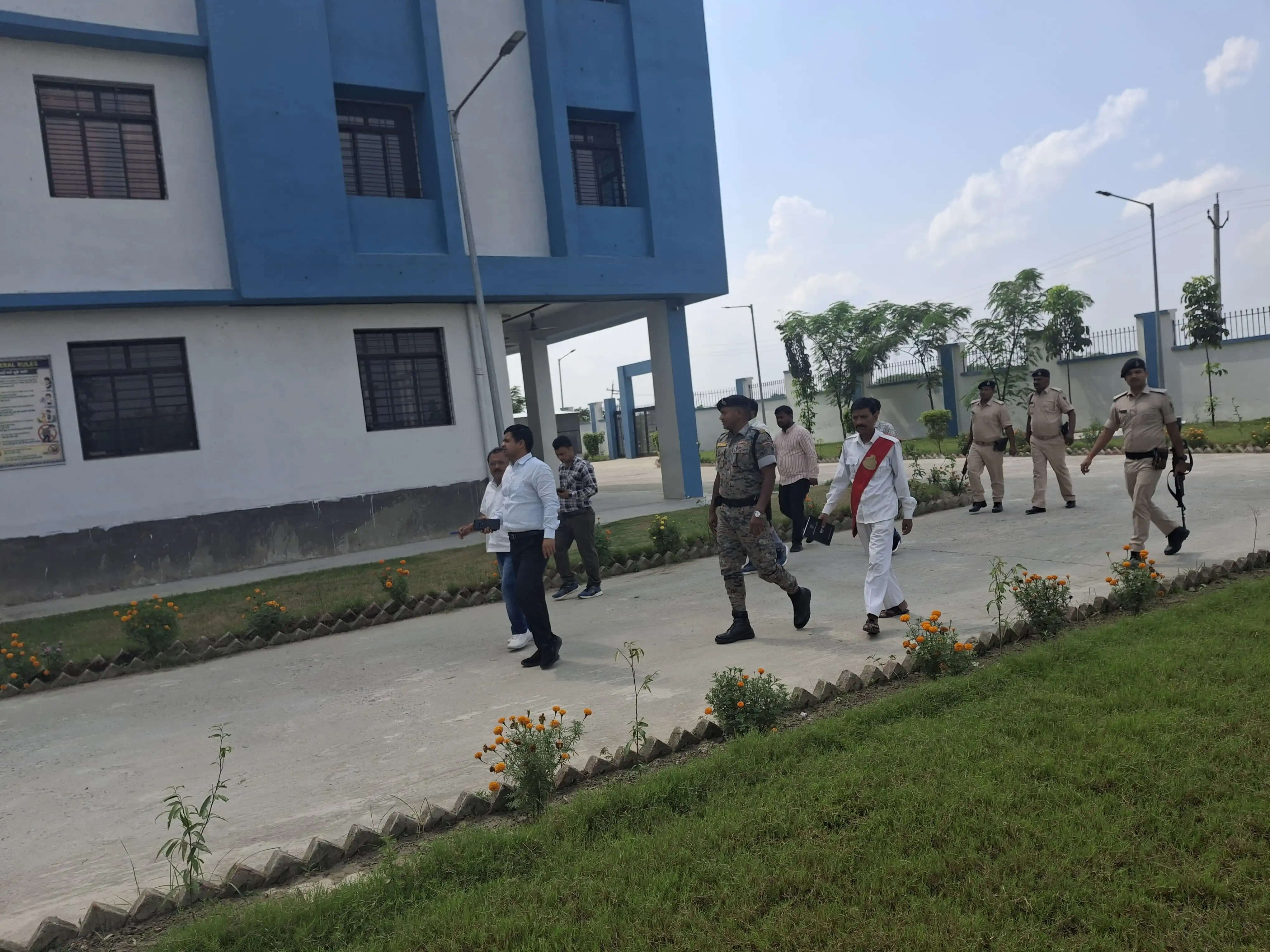 कौशलीपट्टी आवासीय +2 विद्यालय का डीएम सावन कुमार ने किया निरीक्षण