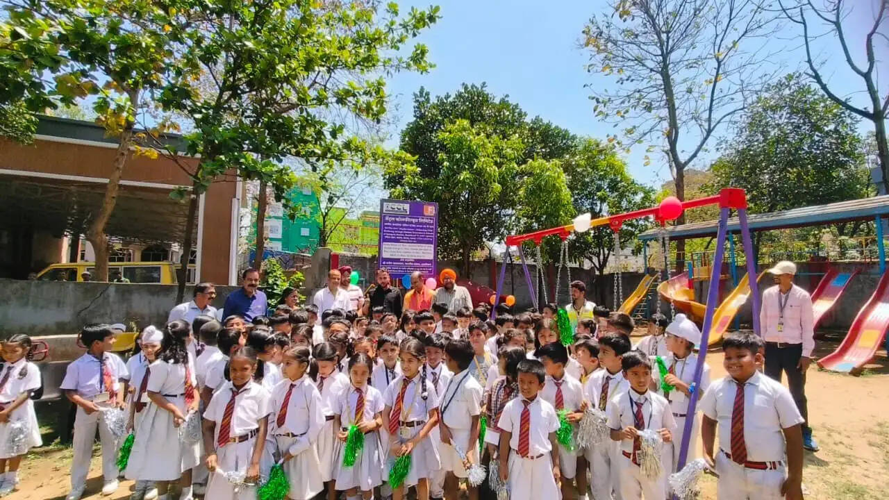 रामगढ़ के तीन विद्यालयों में खेल सामग्रियों का शुभारंभ