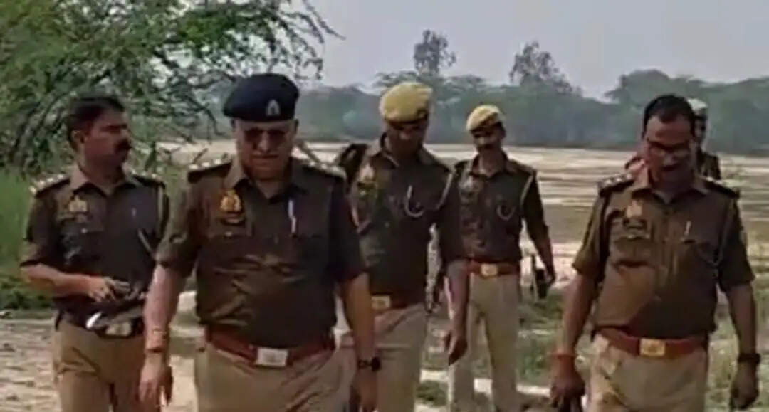 खेत में मिला बुजुर्ग महिला का शव