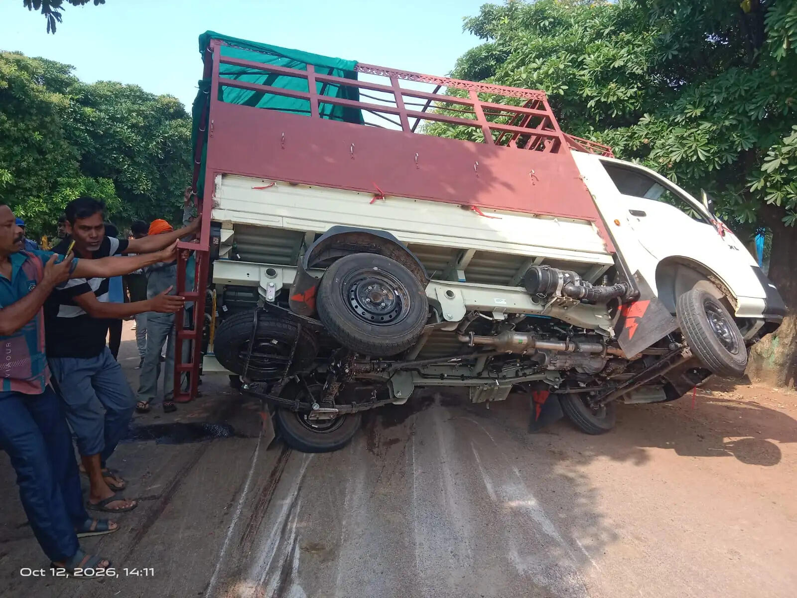 गंगरेल से लौट रही पिकअप भटगांव रोड पर पलटी, 25 से अधिक लोग घायल