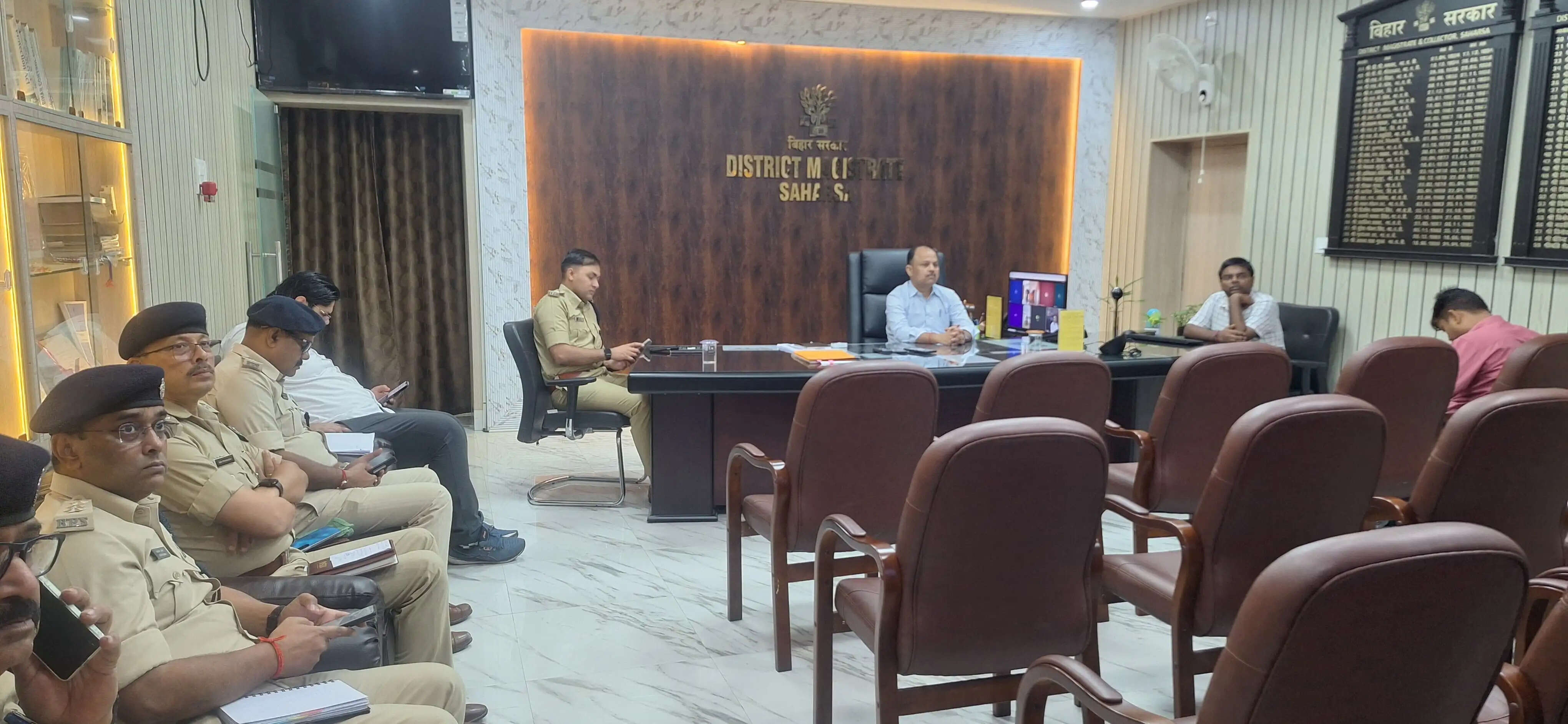 विरोध प्रदर्शन के मद्देनज़र जिला पदाधिकारी एवं पुलिस अधीक्षक ने की विधि-व्यवस्था की समीक्षा बैठक