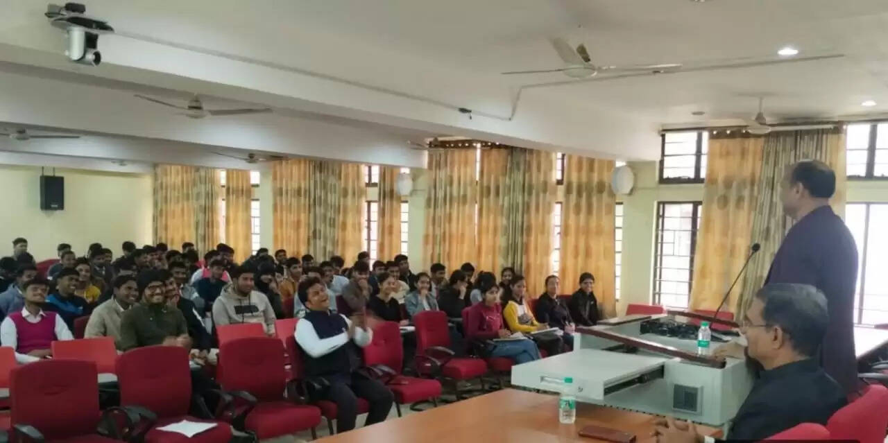 विद्यार्थियों को समाज एवं राष्ट्र निर्माण में सकारात्मक योगदान देने के लिए करें प्रोत्साहित : धर्मेन्द्र सिंह