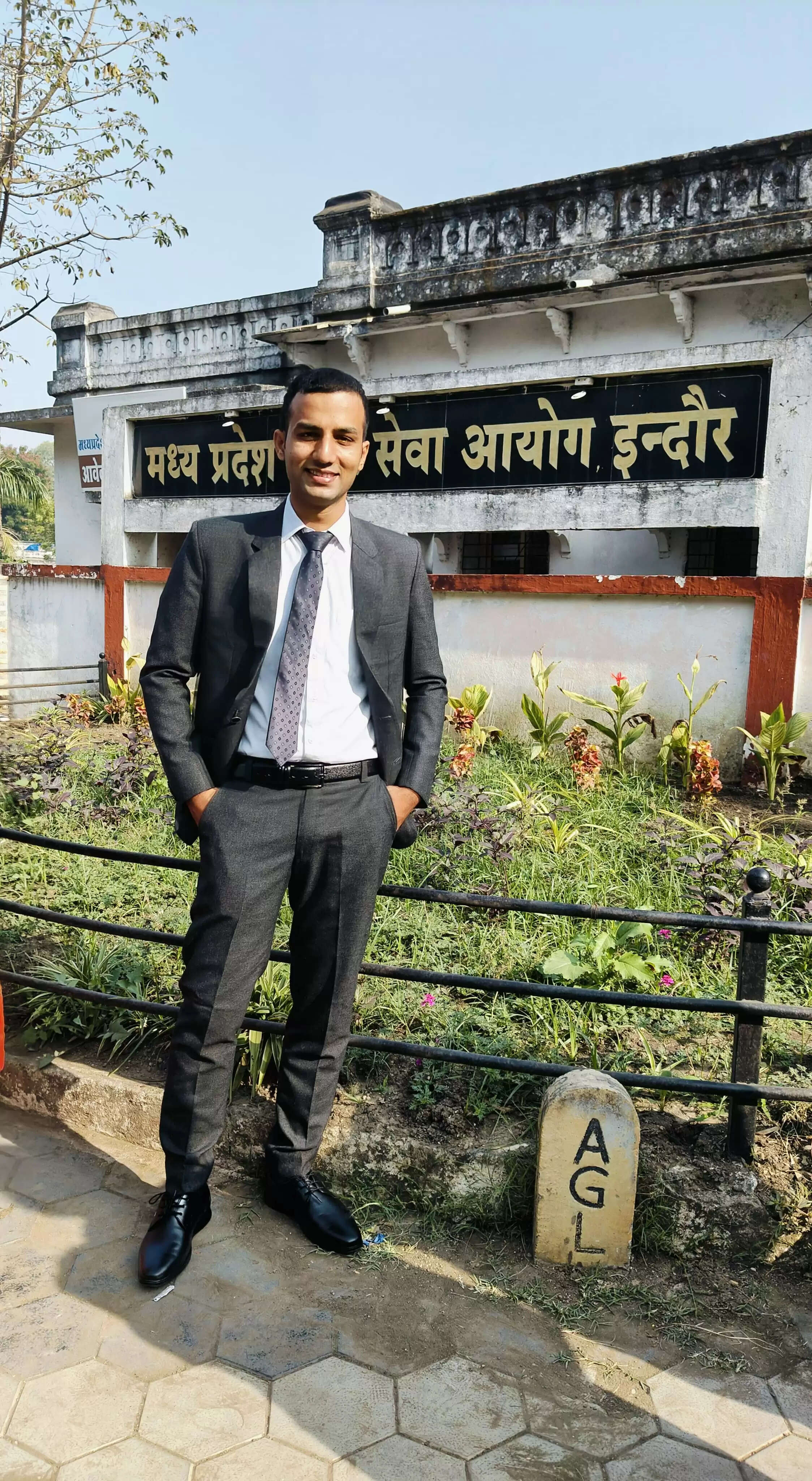 जबलपुर: पटवारी से बने डिप्टी कलेक्टर सागर जैन को&nbsp;कलेक्टर सक्सेना ने दी बधाई.