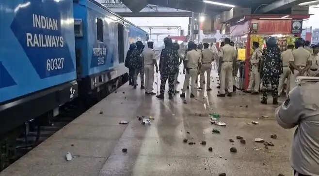 मद्य निषेध सिपाही भर्ती परीक्षा में शामिल होने जा रहे अभ्यर्थियों का हंगामा, पुलिस के एक्शन के बाद हुए शांत