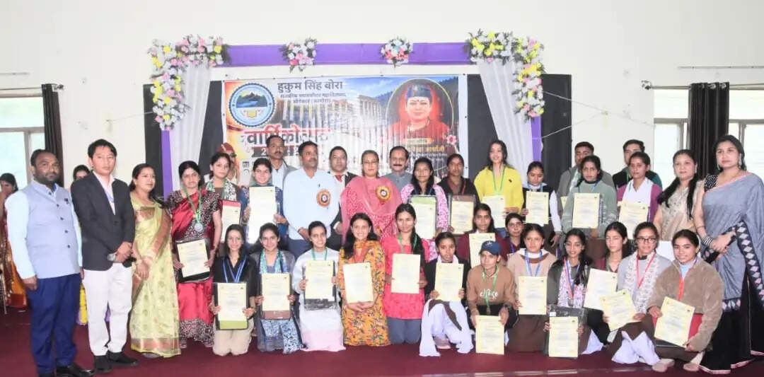 आर्या ने सोमेश्वर डिग्री कॉलेज की वार्षिकोत्सव में मेधावियों को किया सम्मानित