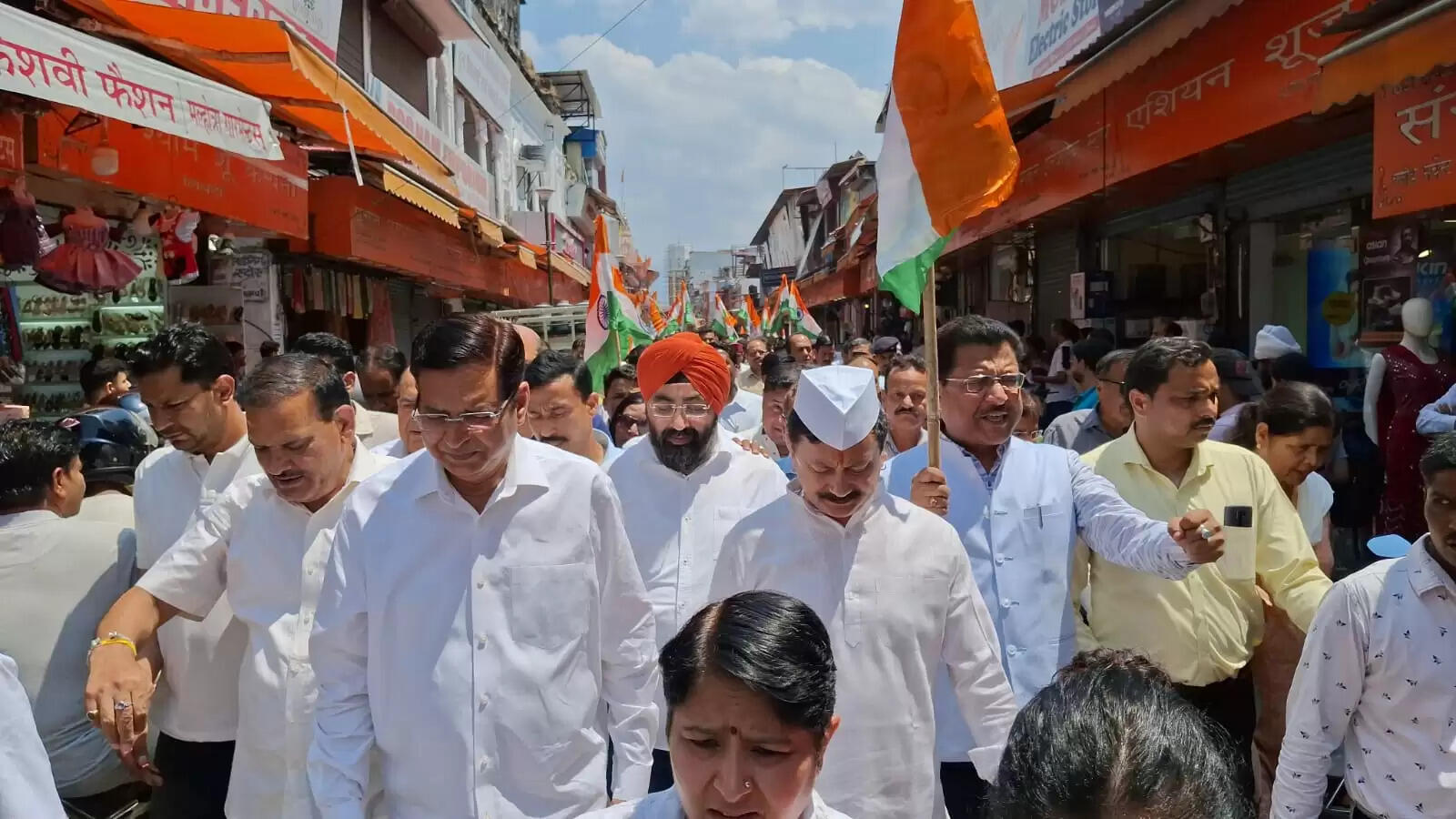 कांग्रेस अध्यक्ष करण माहरा के नेतृत्व में सेना के समर्थन में विशाल तिरंगा यात्रा