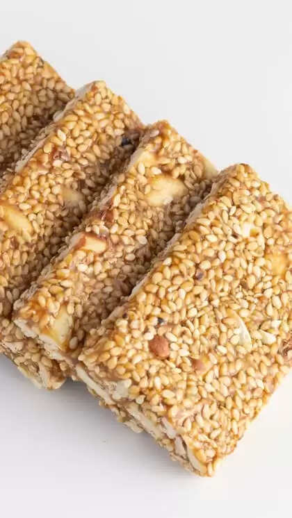 मकर संक्रांति की आहट : बाजारों में सजी तिल-गुड़ और गजक की अस्थायी दुकानें