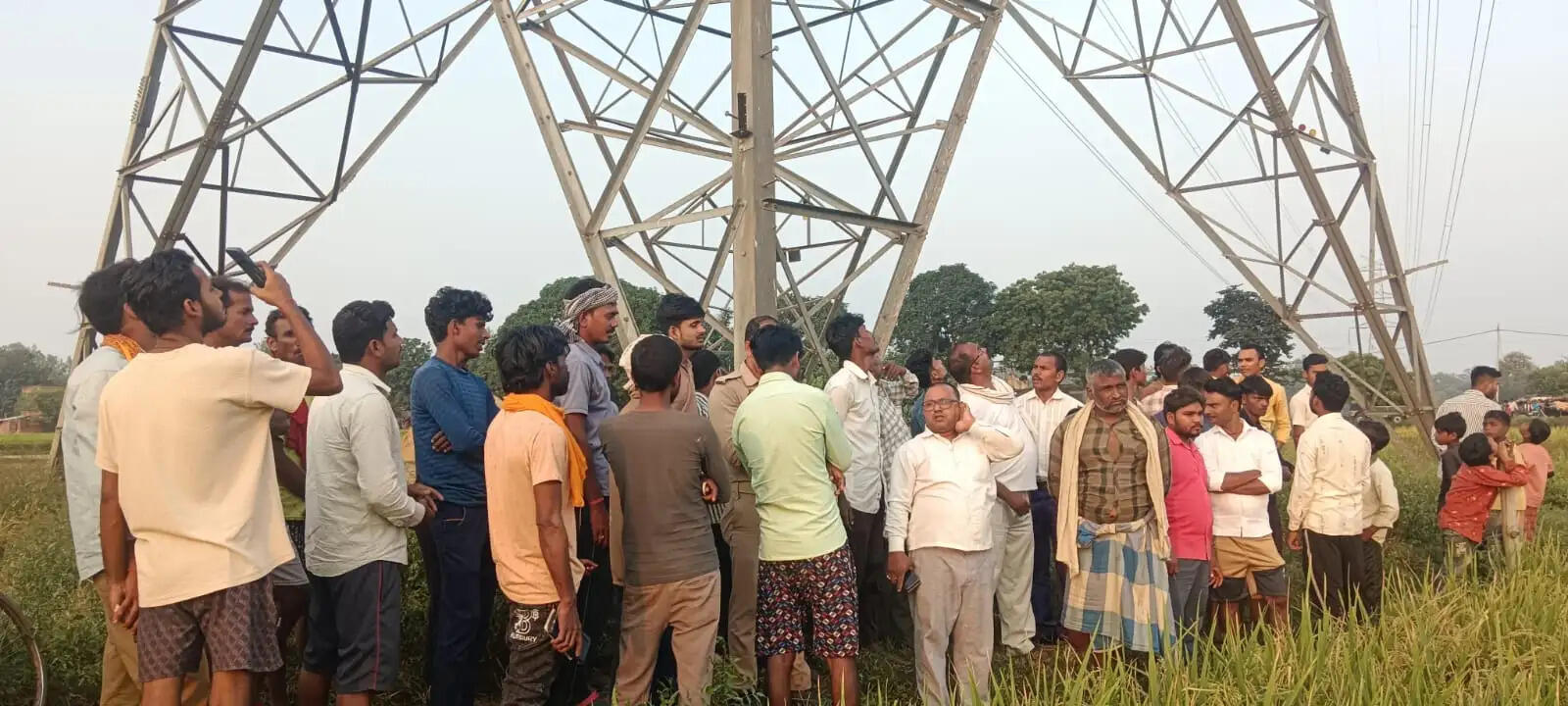 400 केवी टावर पर चढ़ा युवक, एक घंटे तक हलक में अटकी रहीं ग्रामीणों की सांसें