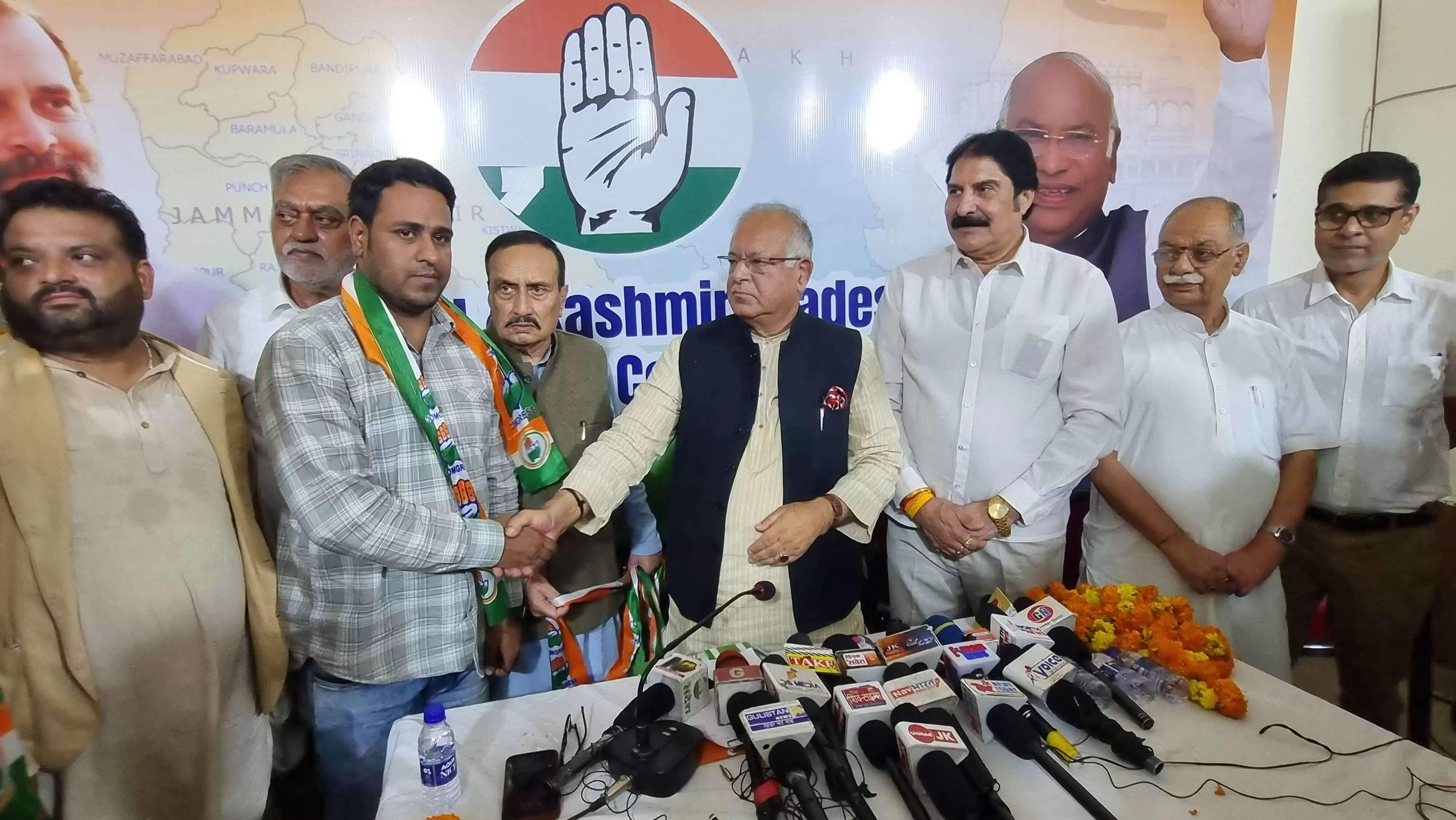 ठठरी डोडा से कई नेता कांग्रेस में शामिल, शहीदी चौक मुख्यालय में हुआ जोरदार स्वागत