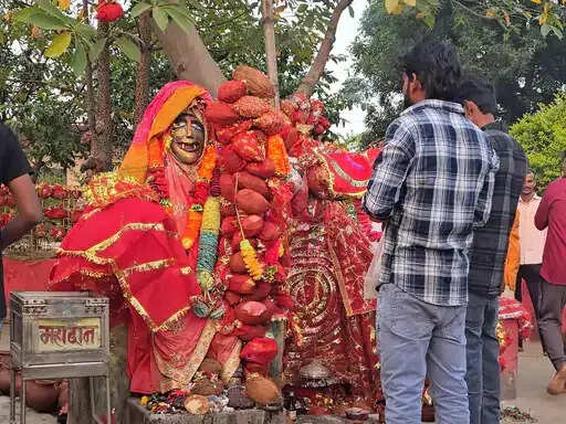 शहडोल: 'डायन माता' से मन्नत मांगने के लिए भक्त लाल कपड़ों में बांधते हैं नारियल, नवरात्रि में उमड़ रही भीड़