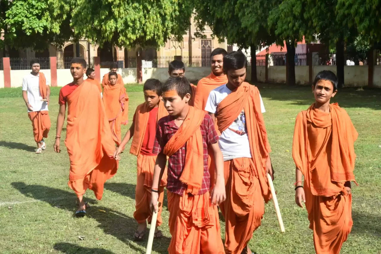 संस्कृत के छात्रोंं ने पारम्परिक वस्त्र में खेली गिल्ली-डंडा,संस्कृत में कमेंट्री कर वाहवाही लूटी