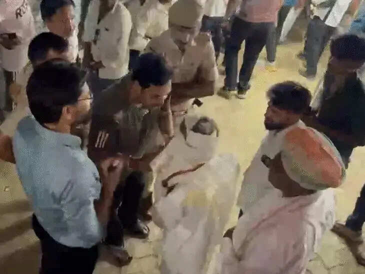 दबंगों की धमकी के बीच पुलिस निगरानी में निकली बारात, प्रशासन की सख्ती से टला विवाद