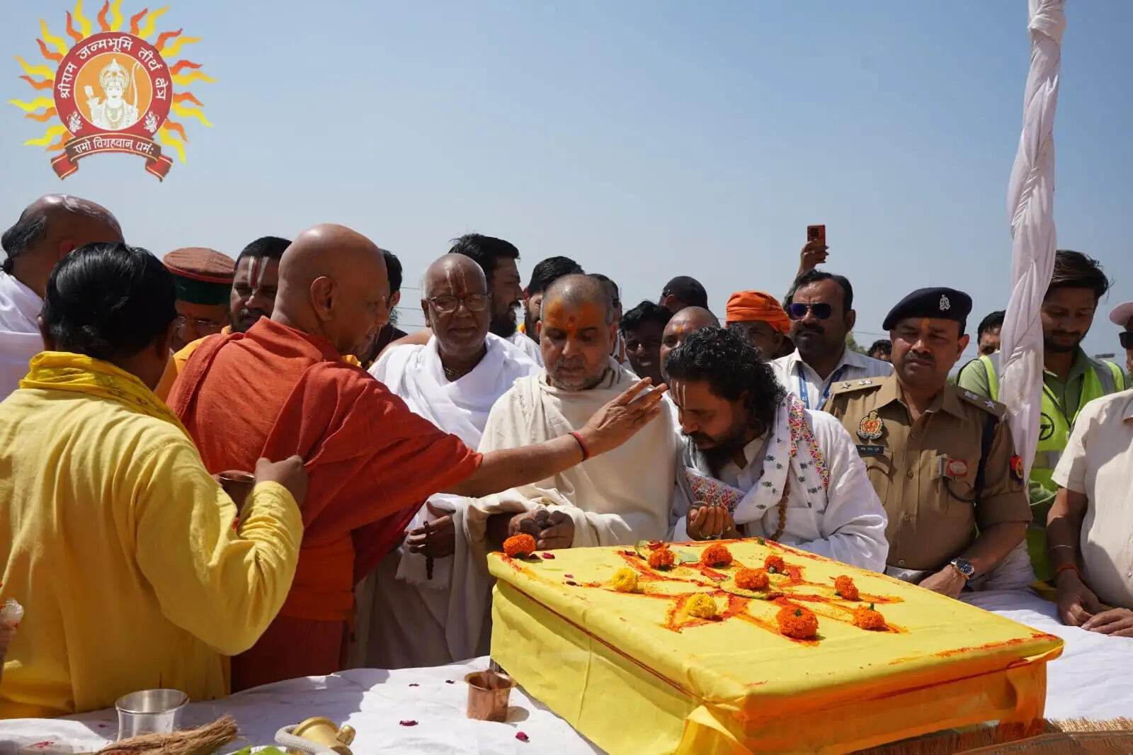श्रीराम जन्मभूमि स्थित सूर्य मन्दिर में हुआ ध्वजारोहण