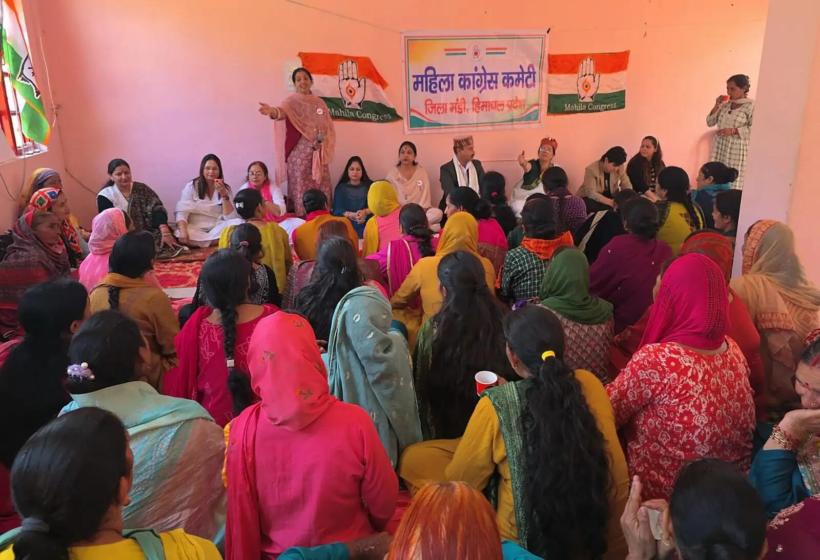 देवधार में महिला कांग्रेस की बैठक में संगठन की मजबूती पर दिया जोर