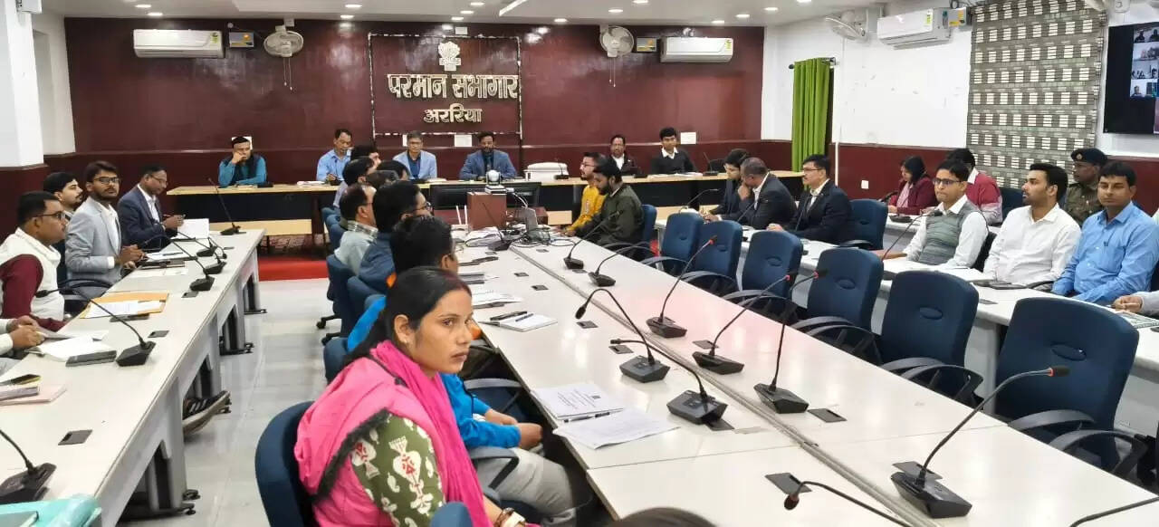 जिले में चल रही योजनाओं की प्रगति की डीएम ने अधिकारियों के साथ की समीक्षा