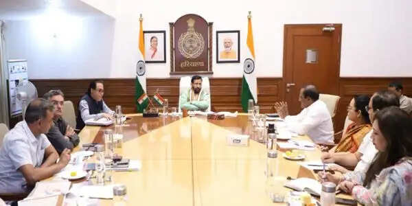 निजी वाहनों का प्रयोग कम कर हर गांव को बस सेवा से जोड़ा जाए: नायब सैनी