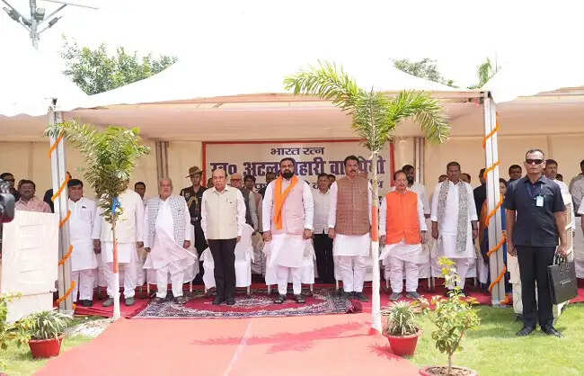 अटल बिहारी वाजपेयी की पुण्यतिथि पर राज्यपाल और मुख्यमंत्री ने अर्पित की श्रद्धांजलि