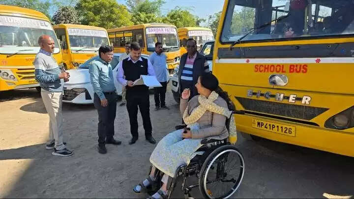 इंदौरः नियमों का उल्लंघन करने वाले स्कूली वाहनों पर कार्रवाई, बिना परमिट संचालित दो बस जप्त, 7 पर जुर्माना