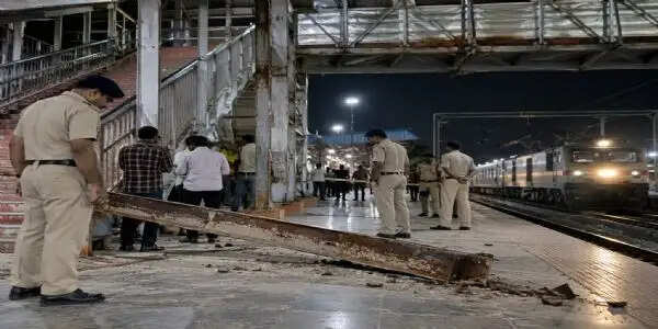बांदीकुई रेलवे स्टेशन पर फुट ओवरब्रिज का लोहे का एंगल सिर पर गिरा, यात्री की मौत