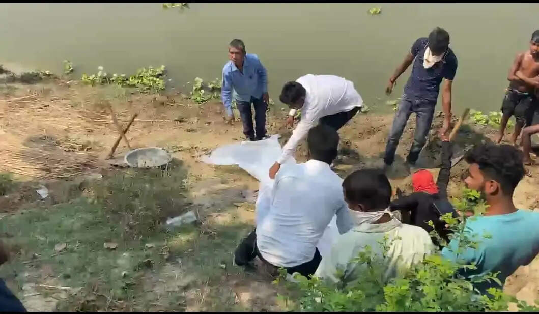 दो माह बाद बालक का शव कब्र से निकला, परिजनों ने जताई हत्या की आशंका