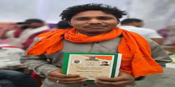 अंबिकापुर : कुकुटरापारा के संतोष को गांव में ही मिला राशन कार्ड, मुख्यमंत्री का जताया आभार