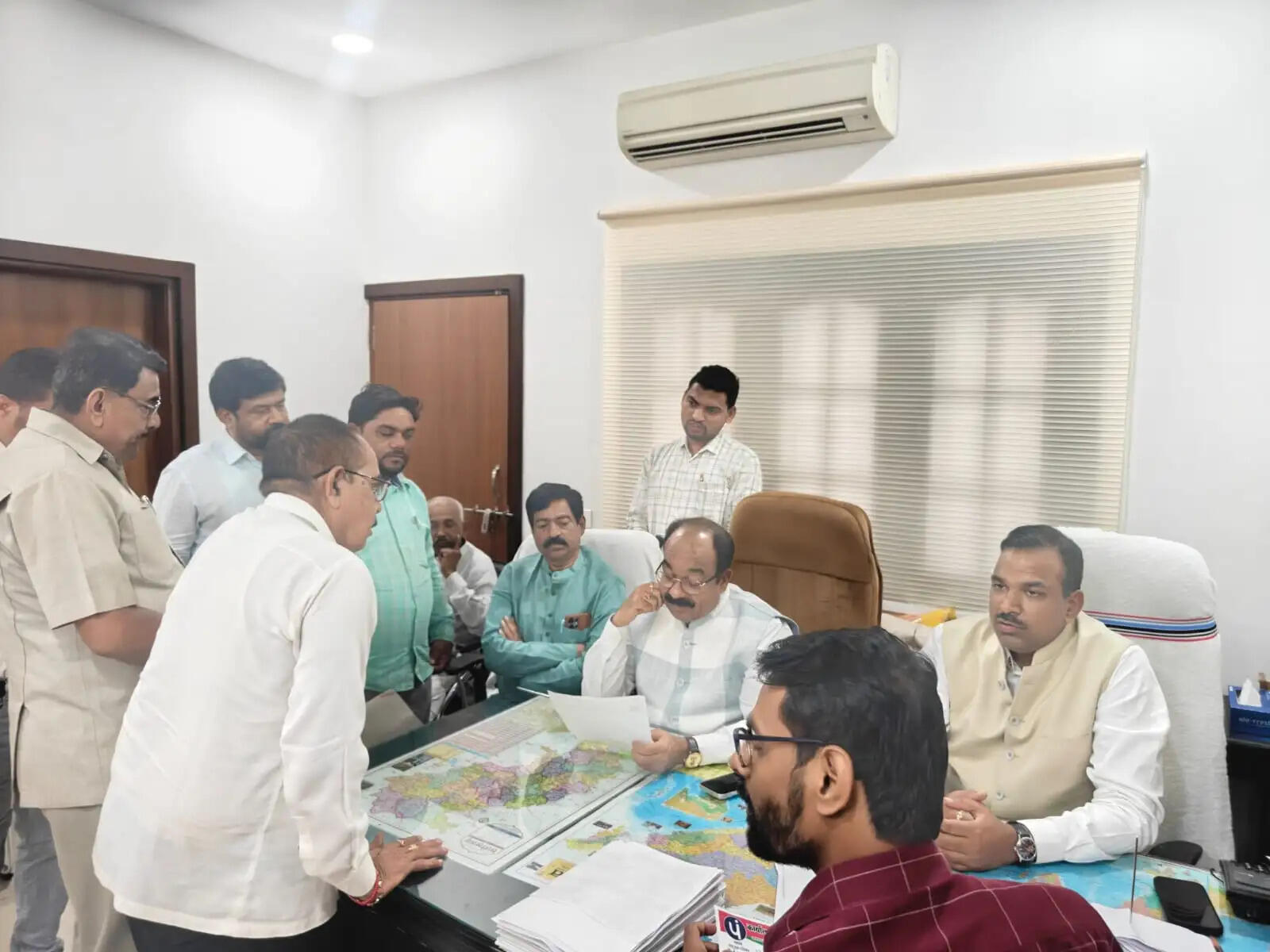 उप मुख्यमंत्री अरुण साव ने 'सहयोग केंद्र' में कार्यकर्ताओं के आवेदनों का किया निराकरण