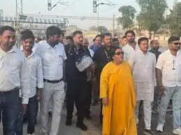 पूर्व मुख्यमंत्री उमा भारती को चलती ट्रेन पर चढ़ना पड़ा, झांसी स्टेशन पर समय से पहले रवाना हुई ट्रेन, रेल मंत्री से की शिकायत