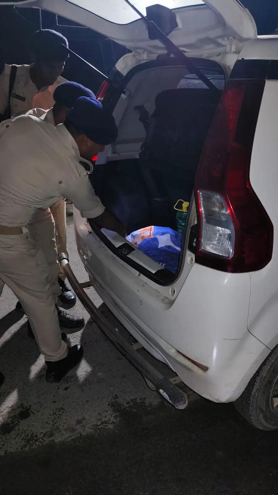 वरीय पुलिस अधीक्षक ने देर रात्रि तक स्वयं सीमावर्ती चेक पोस्ट मांझी पर किया वाहन जांच