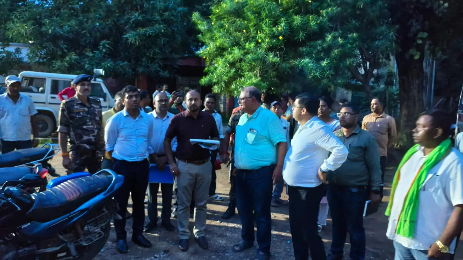 गोला प्रखंड में विकास योजनाओं और जनहित सेवाओं का डीसी ने लिया जायजा