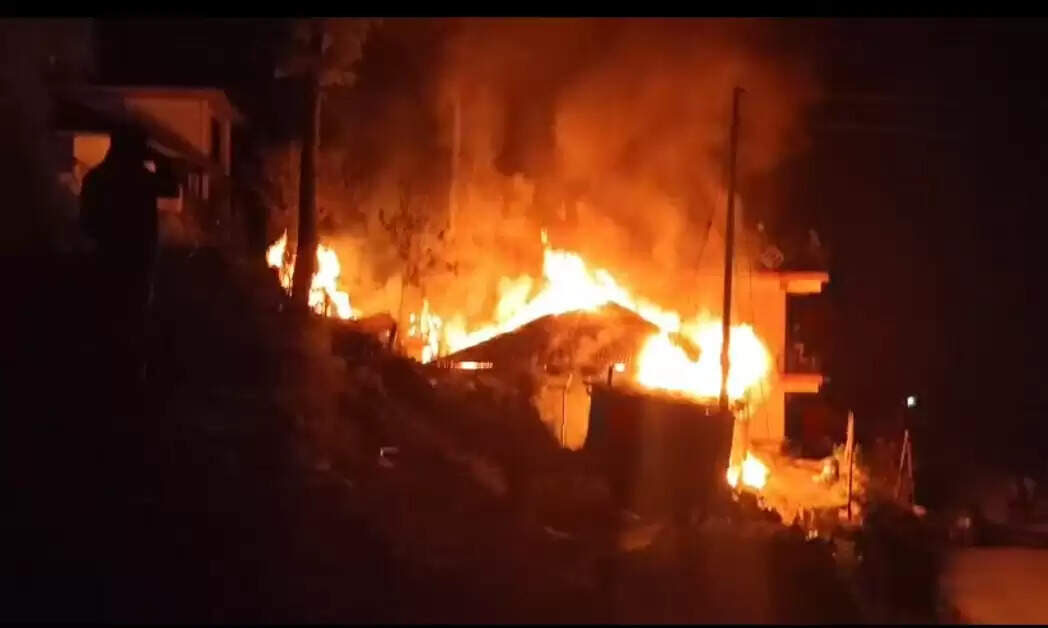 सिरमौर के पझौता में भीषण अग्निकांड, रात को परिवार ने भागकर बचाई जान, गाय-बछड़े की मौत