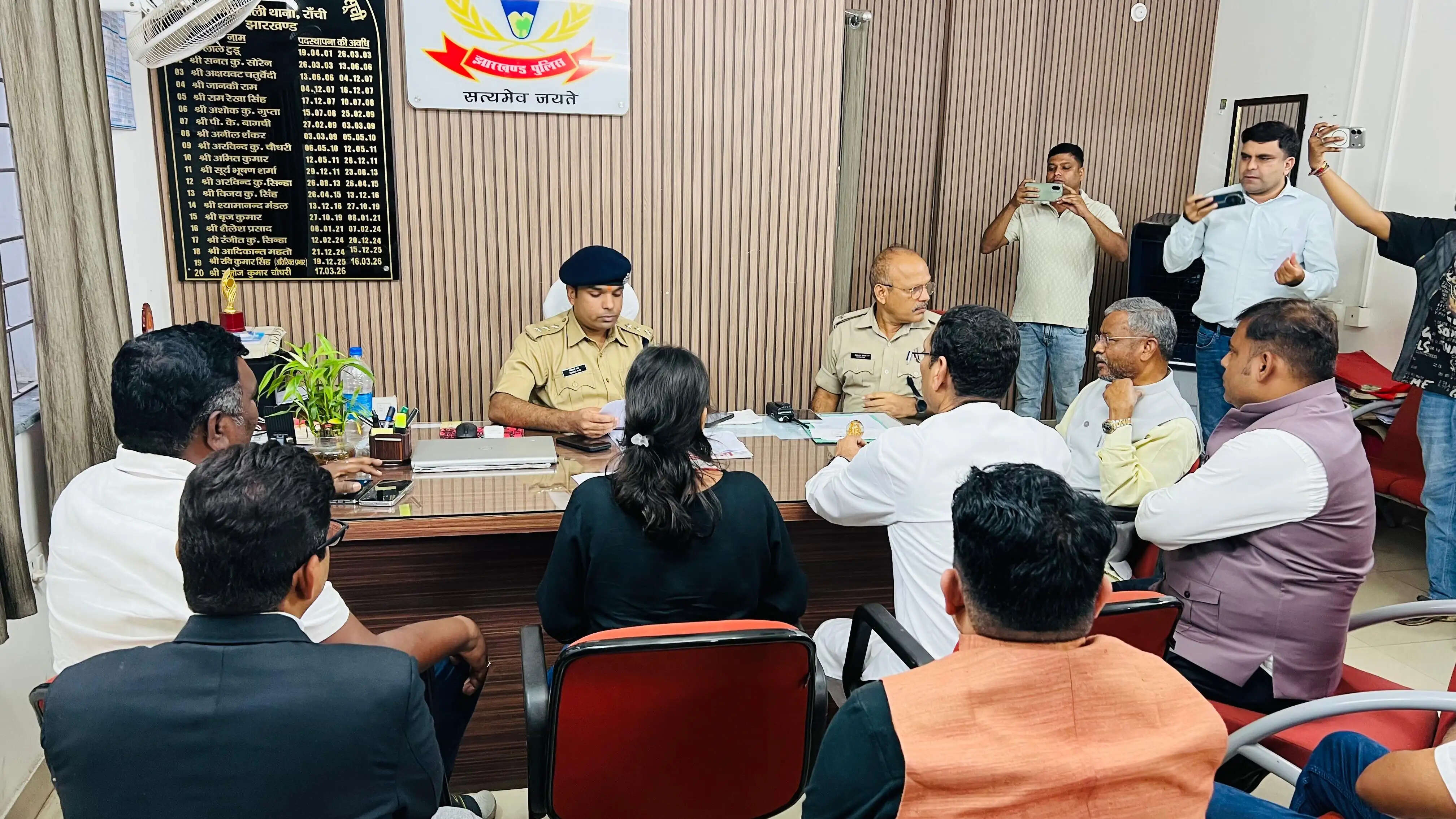 छात्रा के साथ मामला दर्ज कराने कोतवाली थाना पहुंचे नेता प्रतिपक्ष व अन्य भाजपा नेता