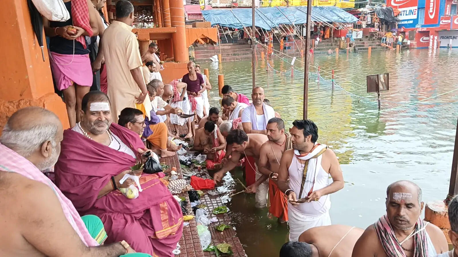 पितरों को पानी देने शिवगंगा पहुंचे वंश के लोग