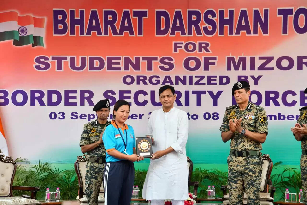 भारत दर्शन टूर 2025 का समापन, मिजोरम के 100 छात्रों ने साझा किए अनुभव