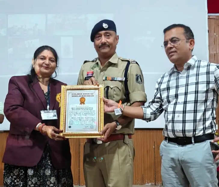 जांजगीर-चांपा का नाम गोल्डन बुक ऑफ वर्ल्ड रिकॉर्ड में दर्ज, एक घंटे में एक लाख से अधिक लोगों ने बांधी ‘साइबर जागृति की राखी’
