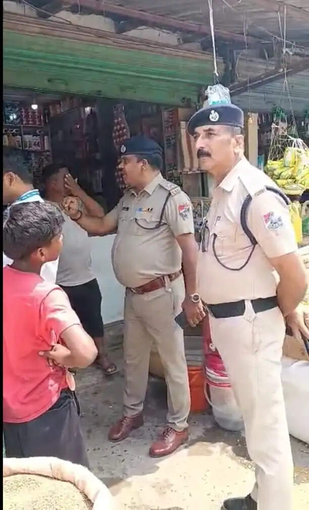 जोगबनी रेलवे फुटपाथ पार्किंग स्थल पर अनाधिकृत दुकानदारों से जुर्माने की राशि की वसूल