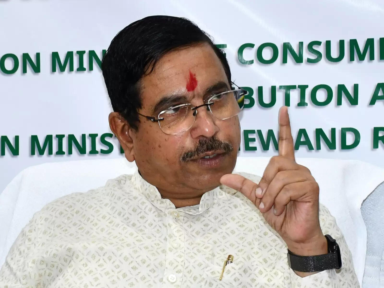 रेल किराये में एक पैसा प्रति किमी की वृद्धि पर राजनीति नहीं हाेनी चाहिए: प्रल्हाद जोशी