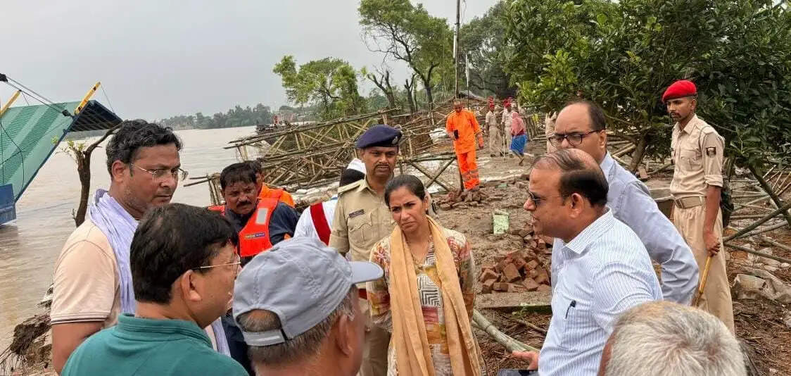 राघोपुर बांध पर कटाव का जायजा लेने पहुंचे प्रधान सचिव, जल प्रबंधन सचिव, डीएम और एसपी, युद्धस्तर पर बचाव कार्य जारी